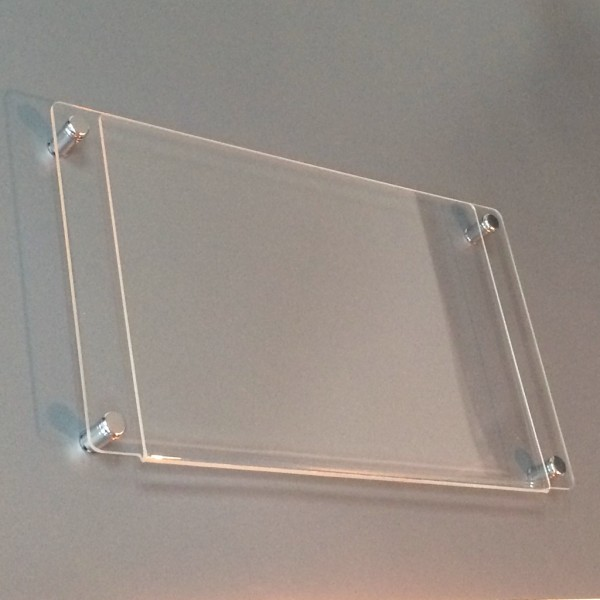 Zidni držač informacija “Distance” s ukrasnim distancerima